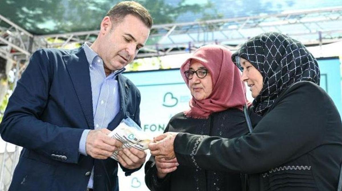Balıkesir Büyükşehir Belediye Başkanı Ahmet Akın fondan kek dağıtım töreninde konuşma yapıyor.