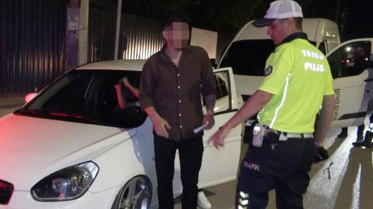Abartı ışıklarla donatılmış bir otomobil trafik polisleri tarafından durduruluyor.
