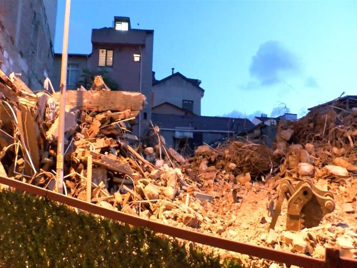 Kağıthane'de kentsel dönüşüm kapsamında yıkılan bir binanın bitişiğindeki hasar gören binalar ve tahliye edilen sakinler.