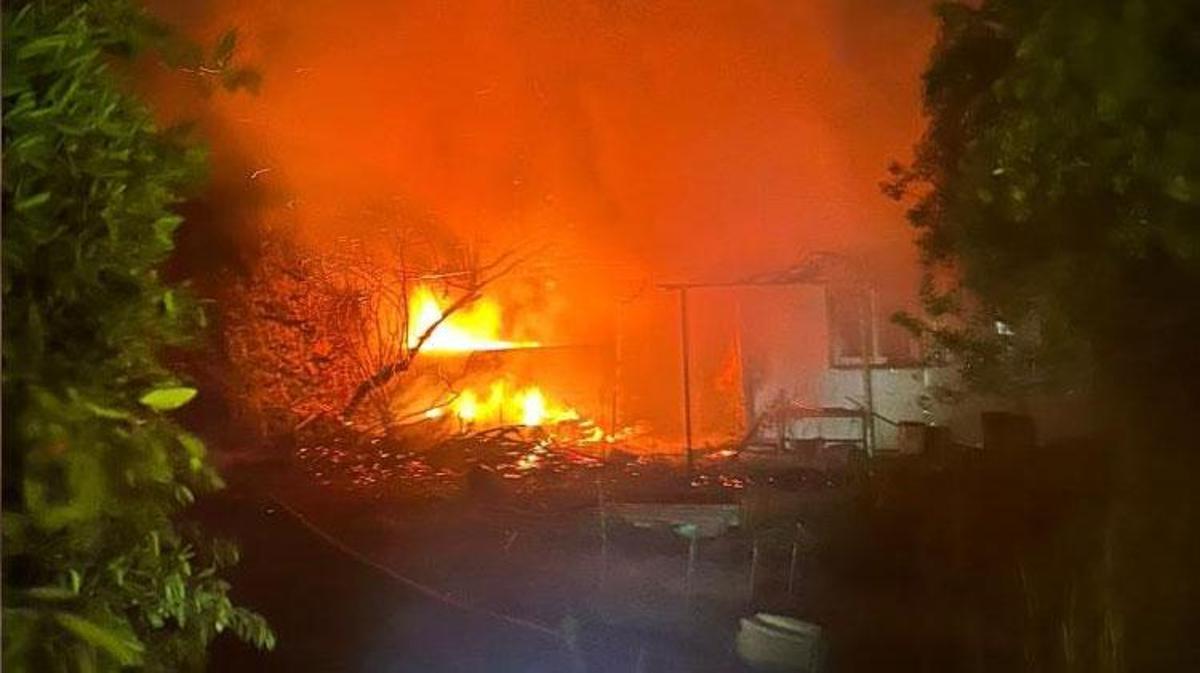Söke'de çıkan depo yangını sonrası itfaiye ekiplerinin müdahalesi.
