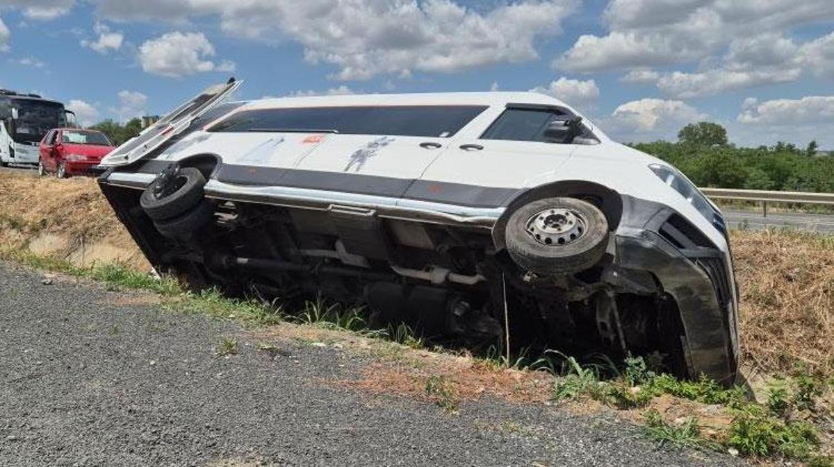Tekirdağ'da minibüs ile otomobilin çarpışması sonucu devrilen minibüs.