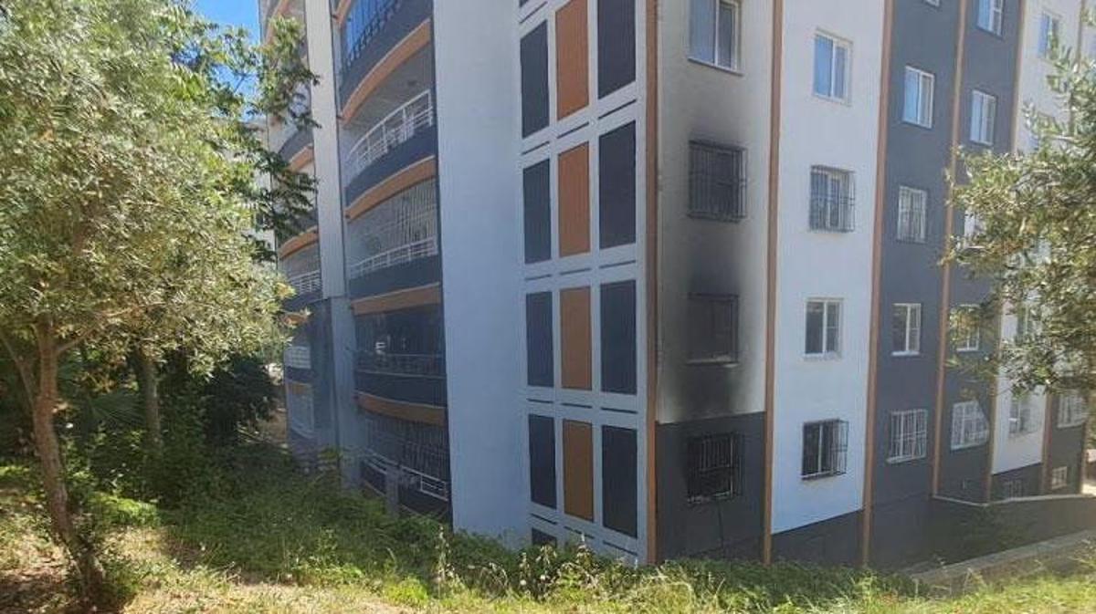 Kilis'te bir evde çıkan yangın sonrası itfaiye ekiplerinin müdahalesi.