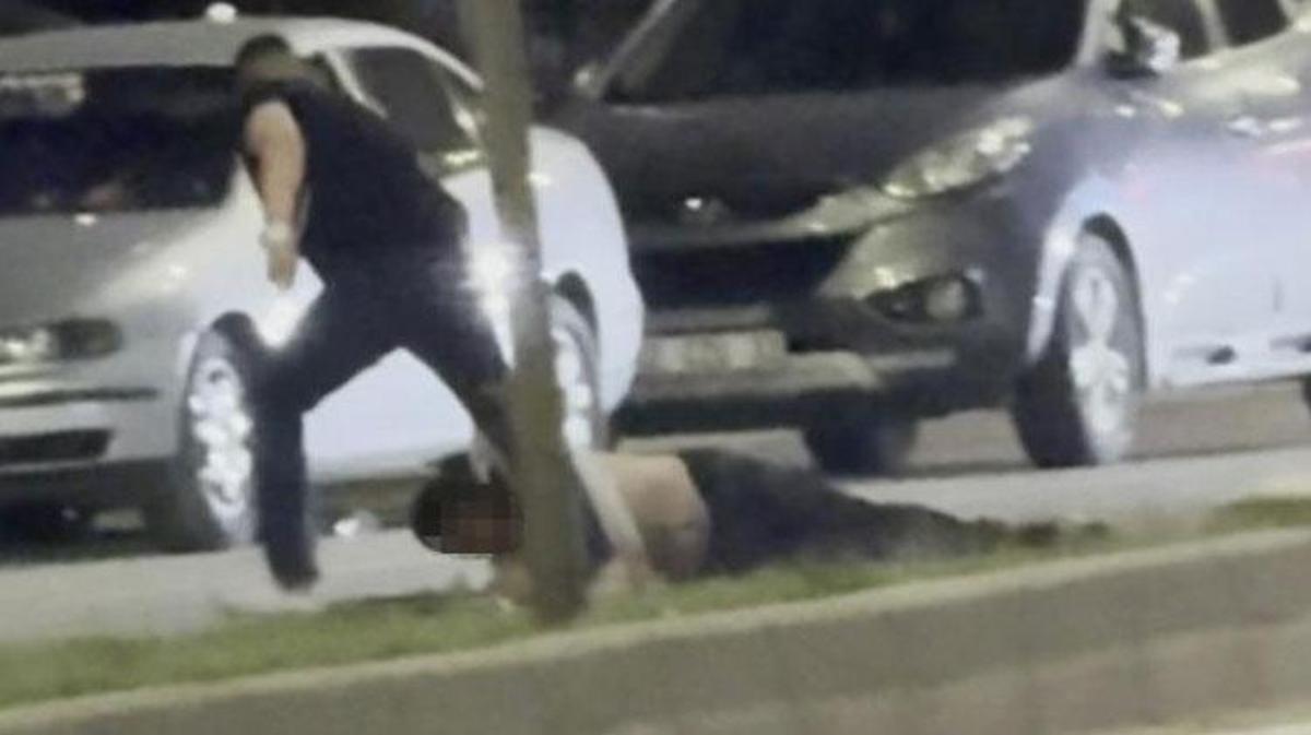 Elinde bıçakla tehdit savuran bir şahsın bir vatandaş tarafından tokatla yere serildiği an.