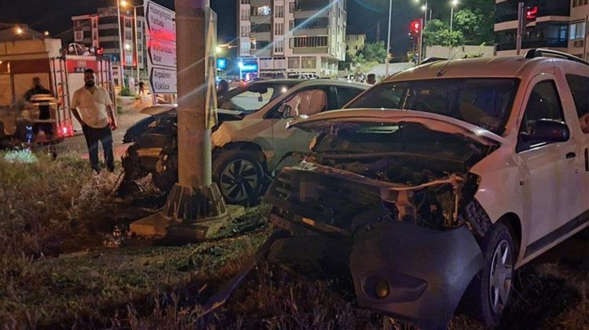 Niksar'da zincirleme trafik kazası sonrası oluşan hasar.
