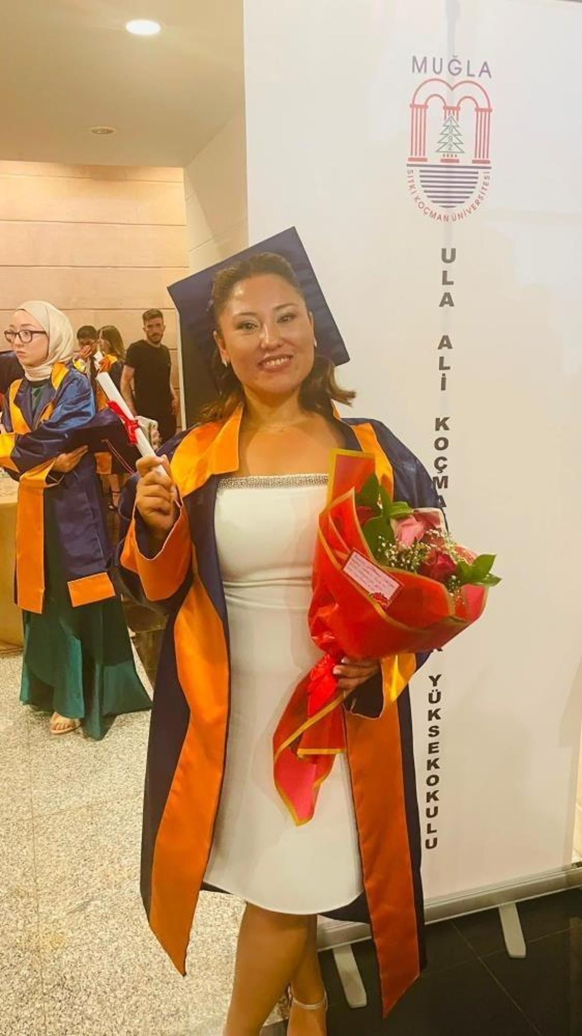 Üç çocuk annesi Özlem Manisalı'nın azmiyle iki üniversite bitirmesi haberi.