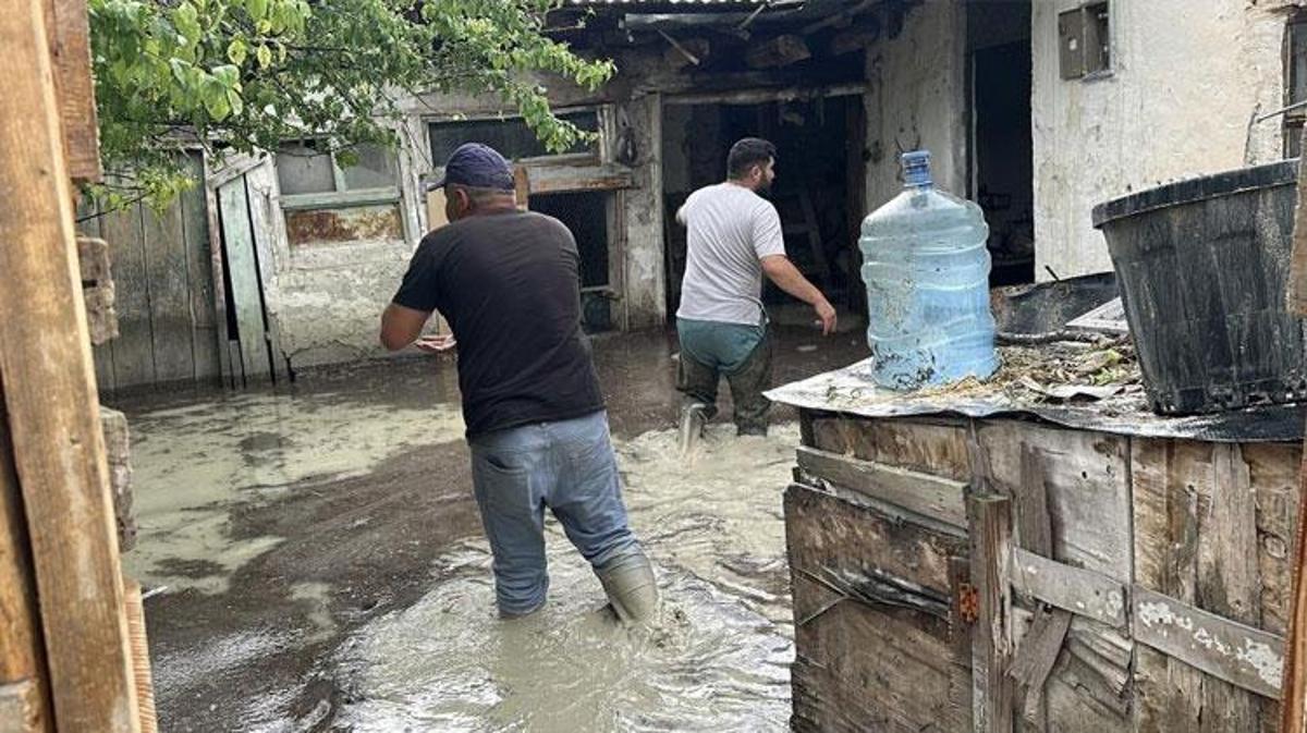 Burdur'da sağanak yağış sonrası evleri su basan sokaklar