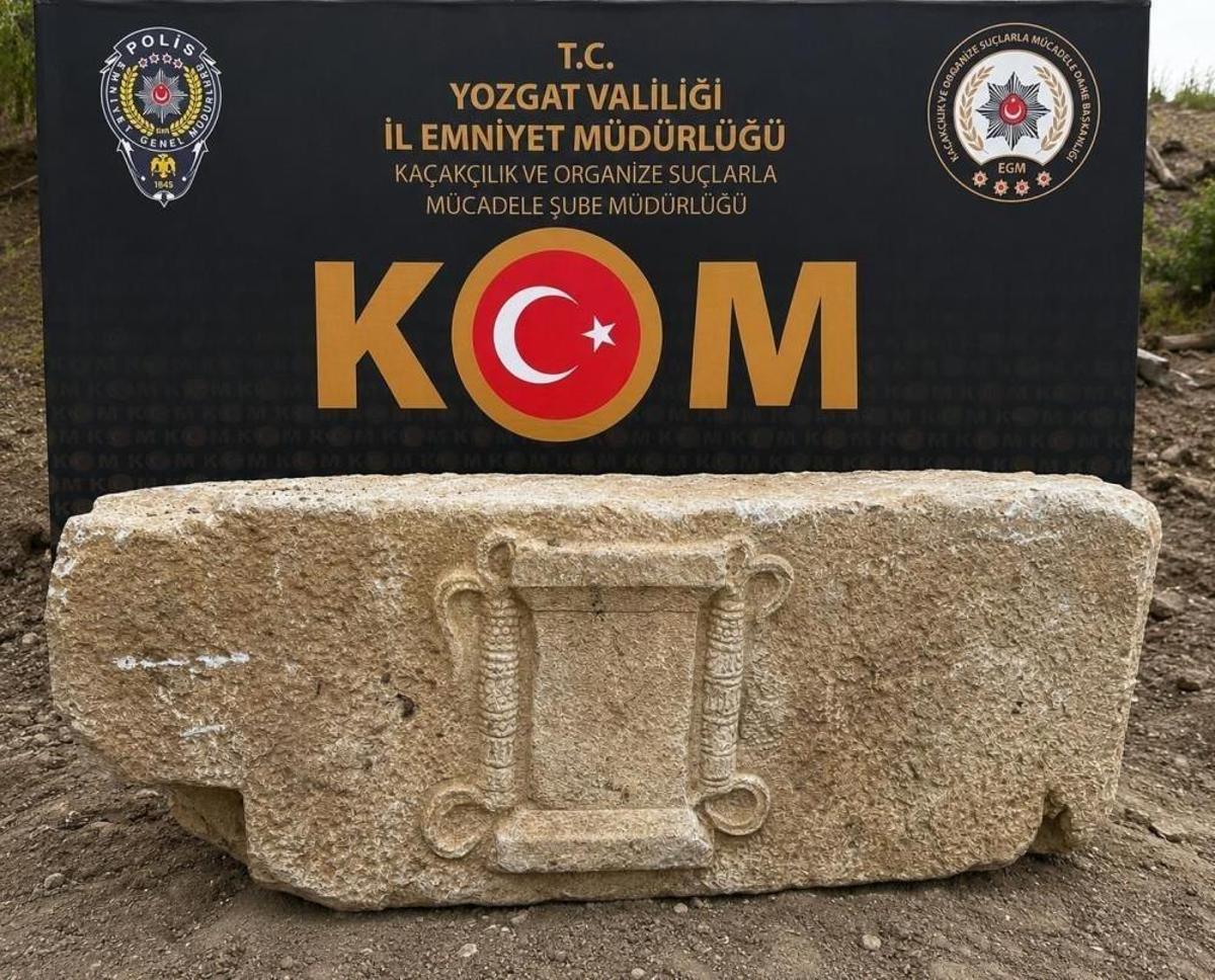 Yozgat'ta Roma dönemine ait olduğu değerlendirilen tarihi lahit taşı.