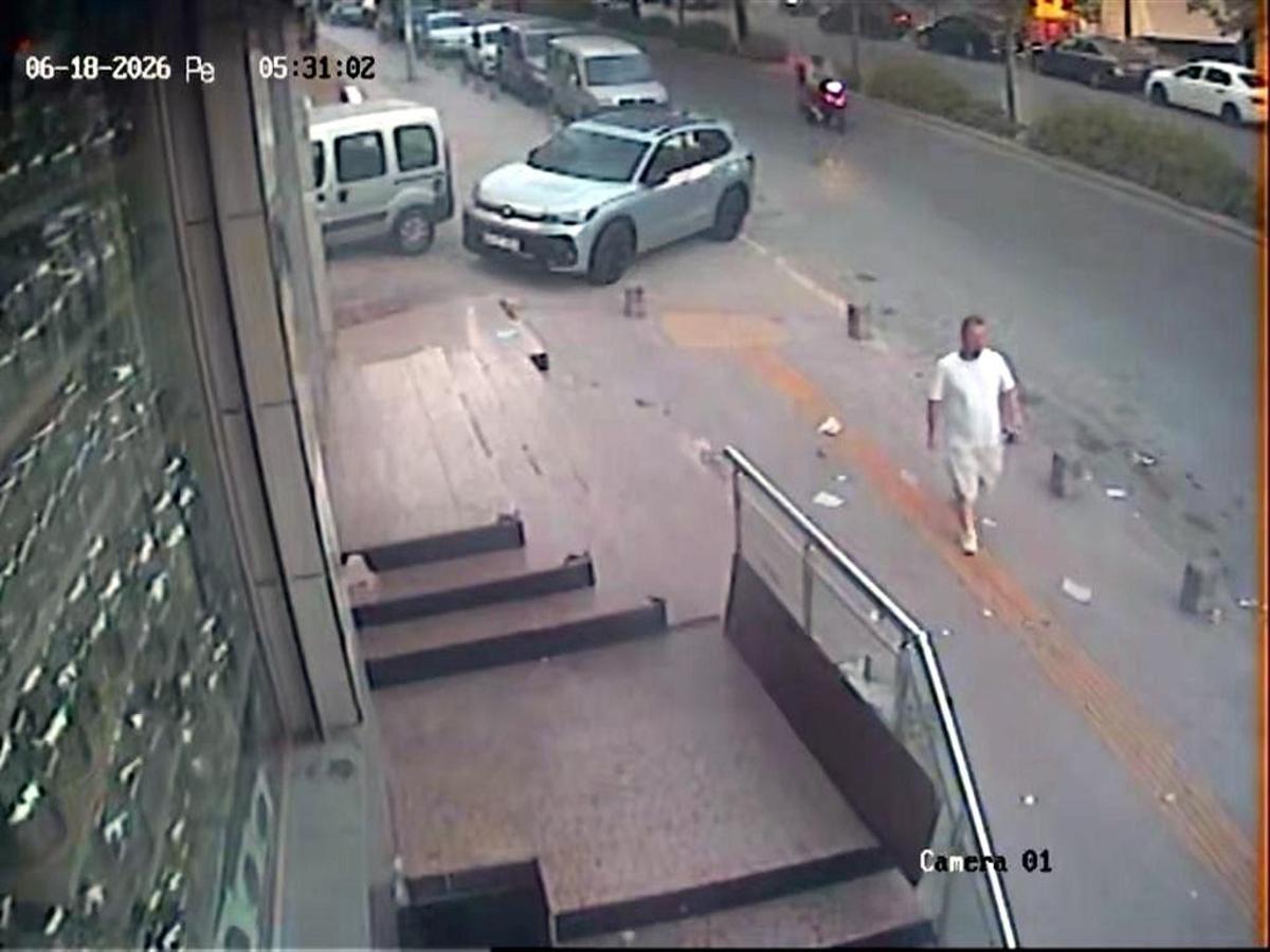 Esenyurt'ta bankta unutulan cep telefonunu çalan şahsın güvenlik kamerası görüntüleri.