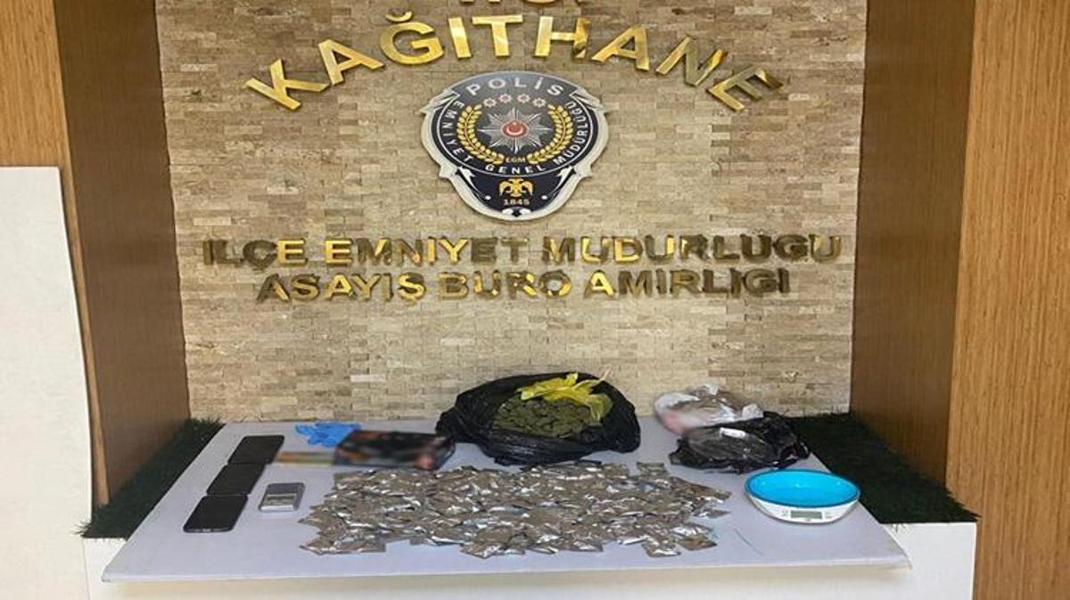 Kağıthane'de uyuşturucu operasyonu kapsamında ele geçirilen uyuşturucu maddeler ve ekipmanlar.