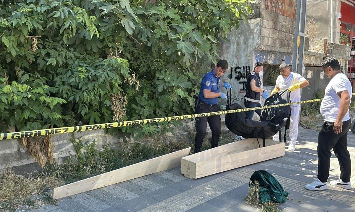 Sarıyer'de metruk bir binanın önünde polis incelemesi yapıldığı anı gösteren görsel.