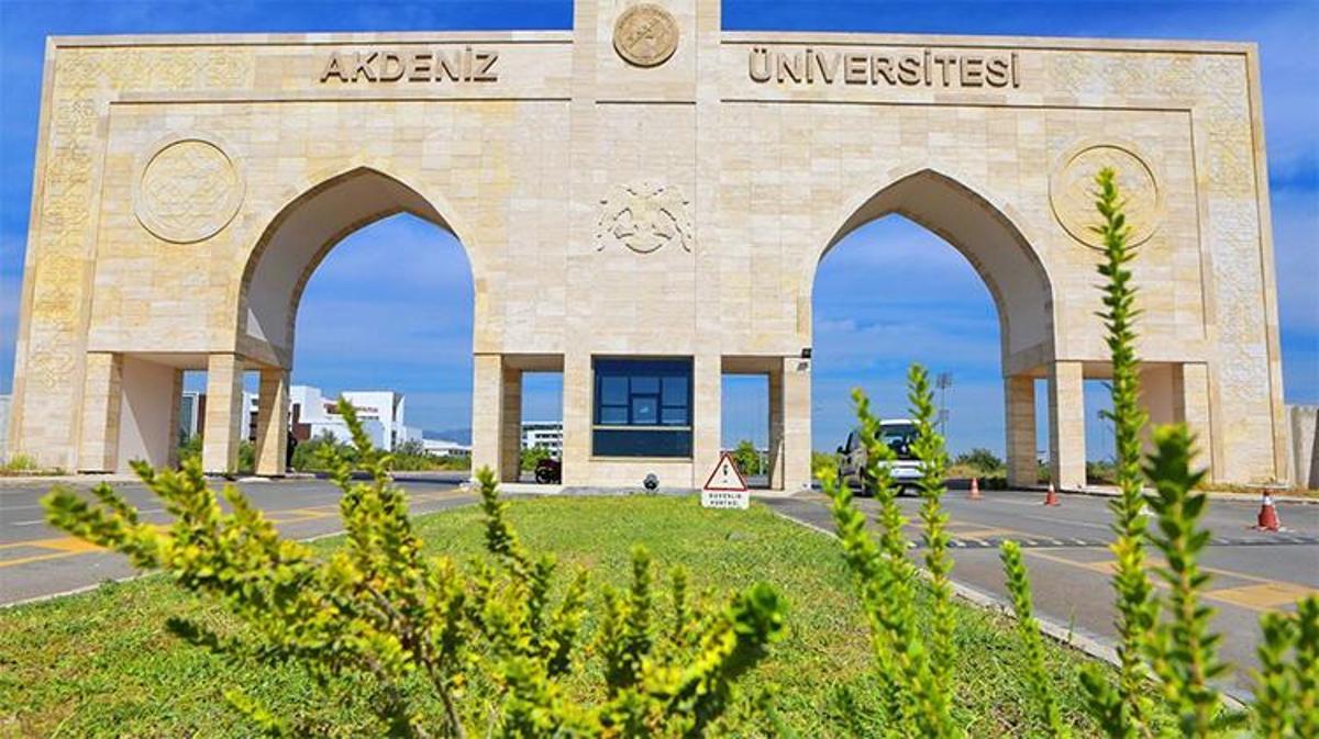 Akdeniz Üniversitesi'nin dünya sıralamasındaki yükselişini gösteren grafik veya üniversite kampüsü görseli.