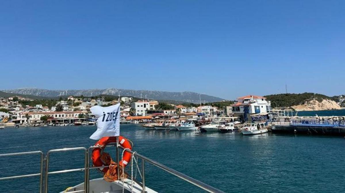 İzmir'de deniz seferlerinin başladığını gösteren gemi görseli.