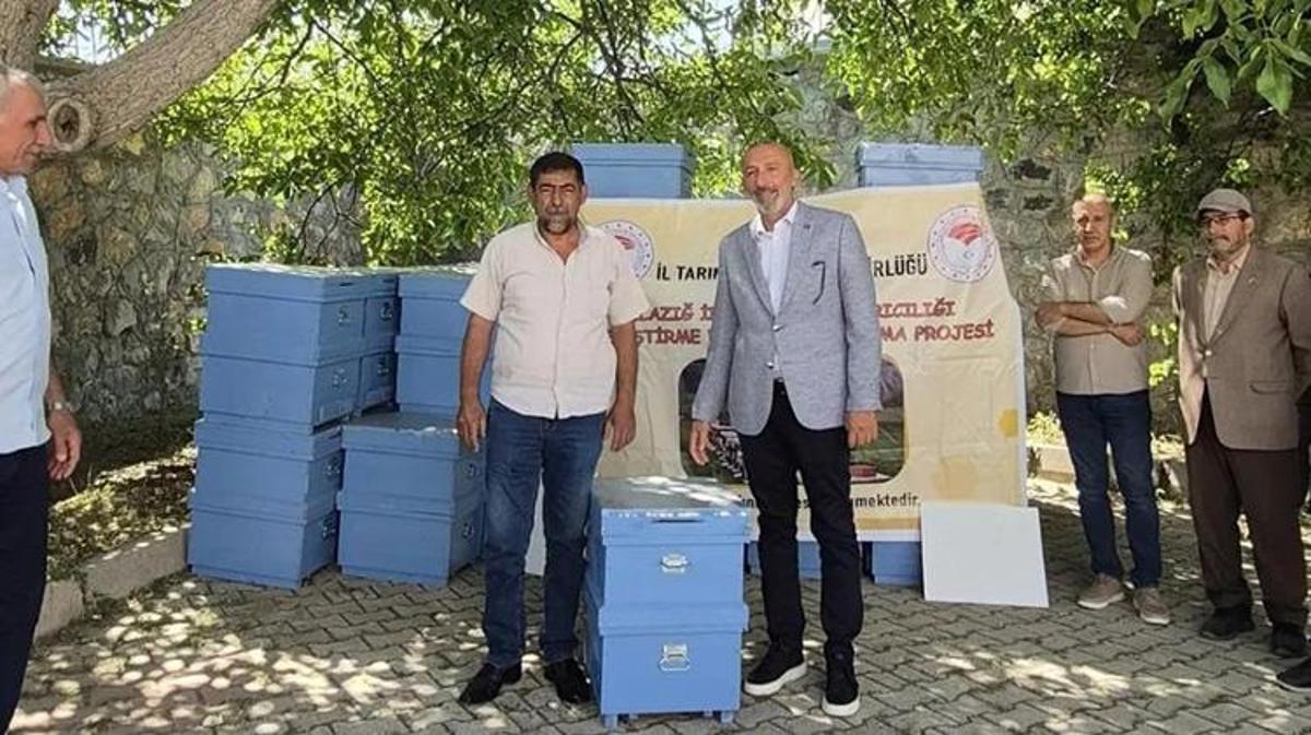 Elazığ'da arıcıların kovan teslim aldığı bir program.