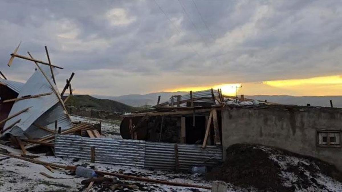 Ağrı'da fırtına nedeniyle hasar gören ev