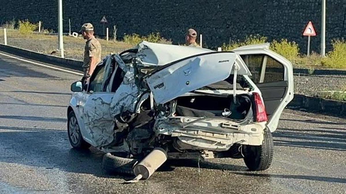 Ağrı'da meydana gelen trafik kazası sonrasında olay yerinden görünüm
