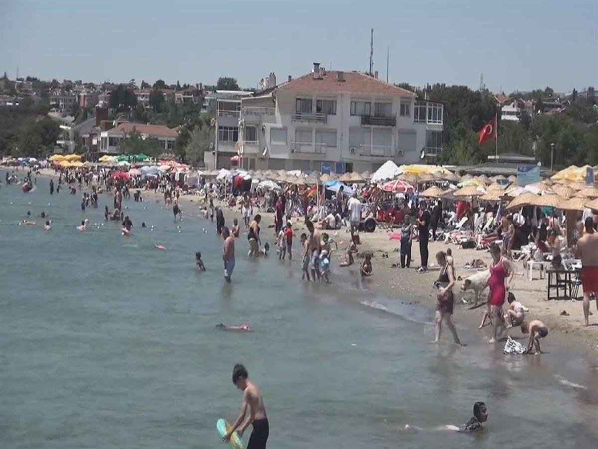 Silivri'de plajlara akın eden vatandaşlar