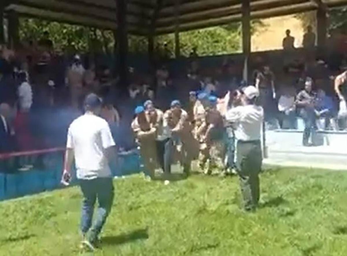 Dulkadiroğlu Belediyesi tarafından düzenlenen 24. Şeref Eroğlu Dereköy Güreşleri'nde yaşanan kavgayı jandarma ekipleri ayırıyor.