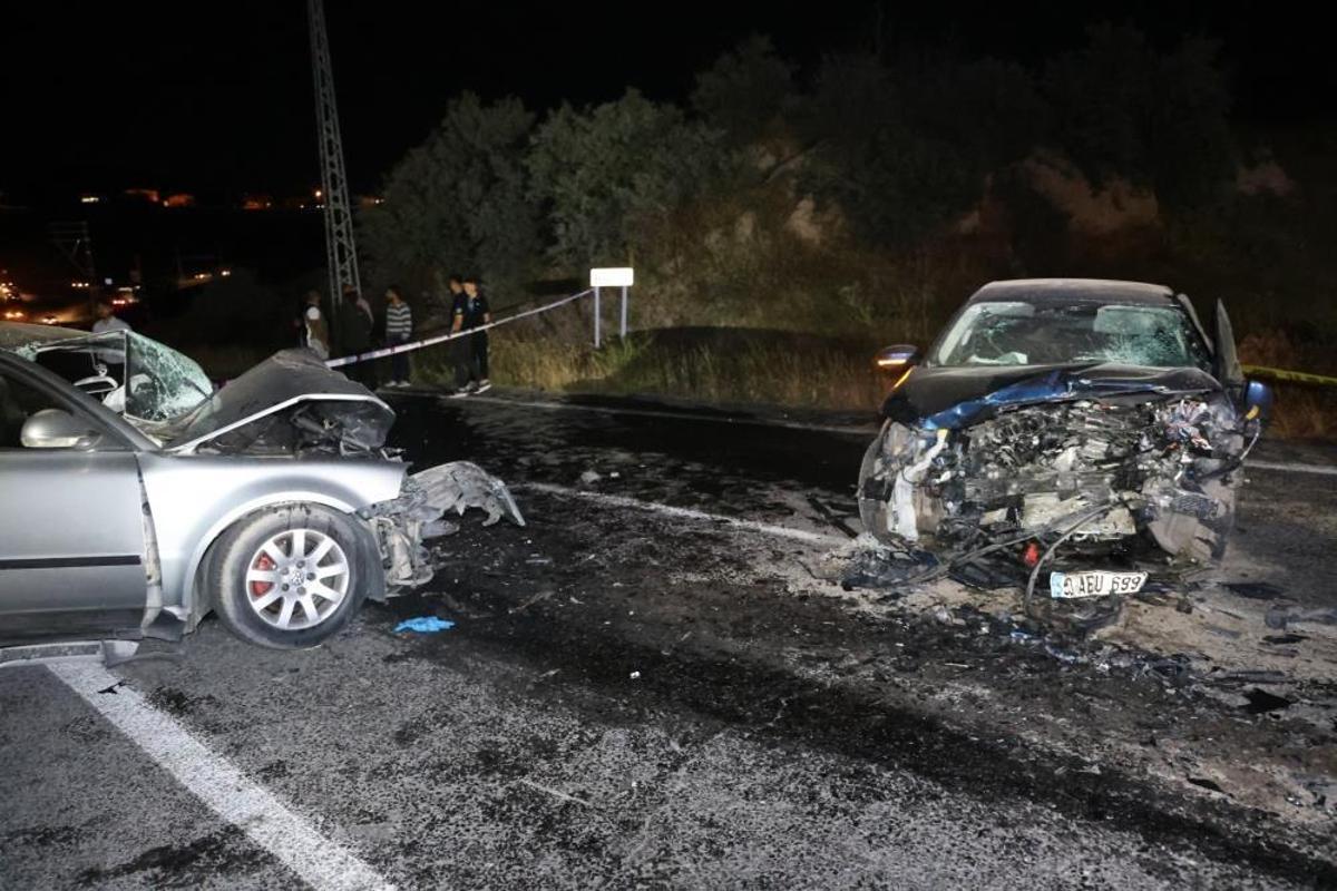 Nevşehir'de meydana gelen trafik kazasında araçlar hurdaya döndü.