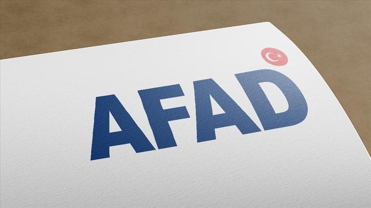 AFAD binası önünde bekleyen vatandaşlar