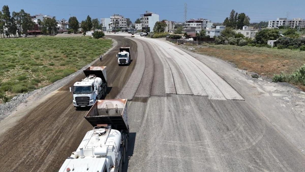 Hatay'da yenilenen yol çalışması görüntüsü