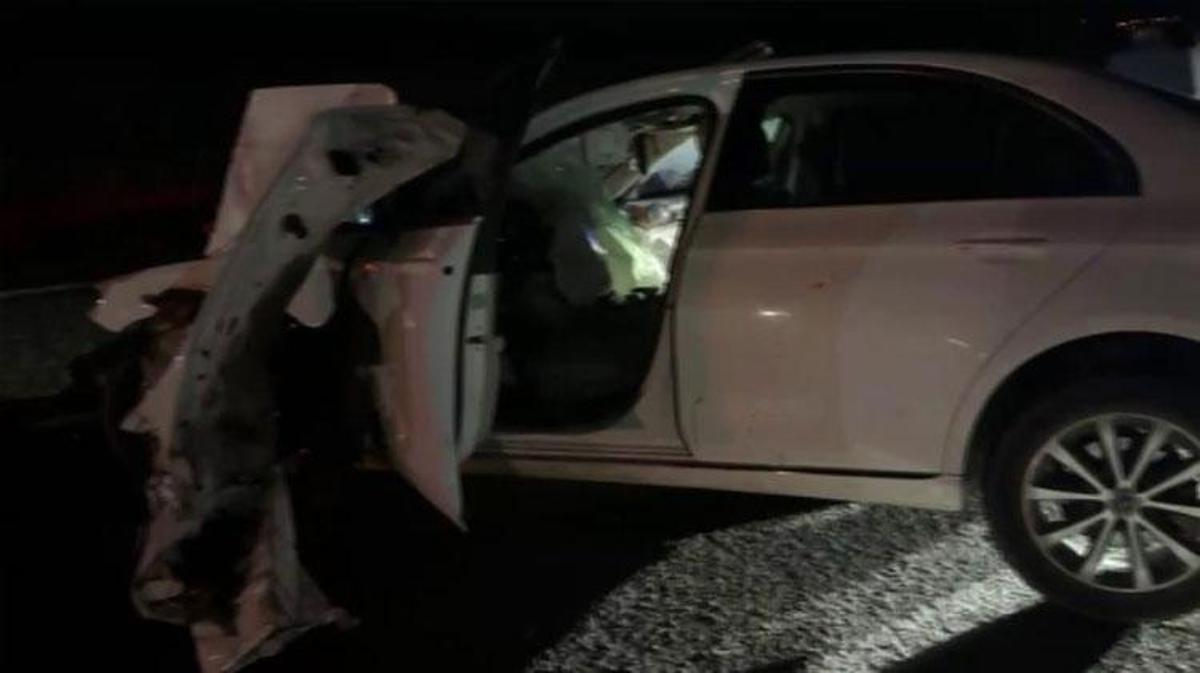 Sivas'ta meydana gelen trafik kazasında hurdaya dönen Mercedes otomobil ve traktör.