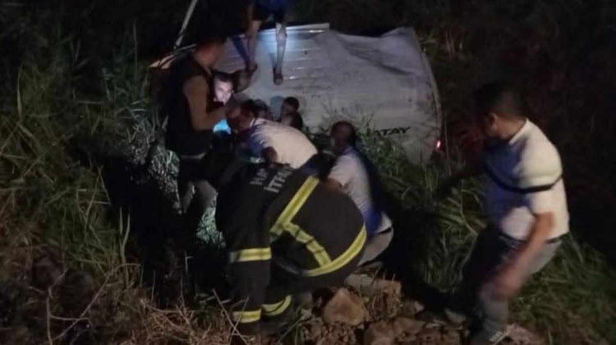Kırıkhan'da trafik kazası sonucu devrilen kamyonet