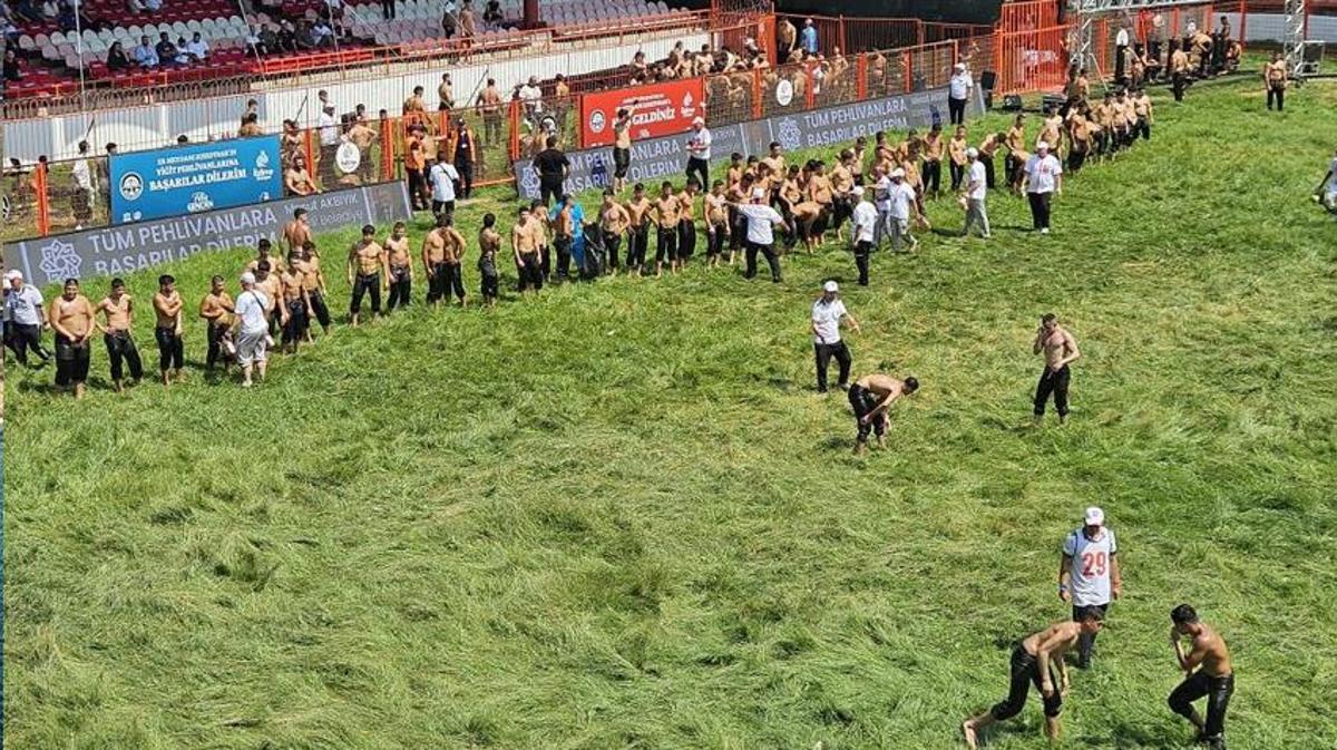 Sarayiçi Er Meydanı'nda düzenlenen Kırkpınar Yağlı Güreşleri'nden bir kare