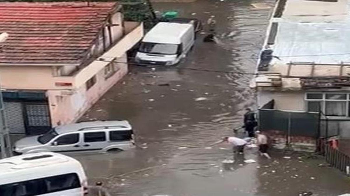 Kağıthane'de sağanak yağış sonrası araçların sular altında kaldığı görüntü.