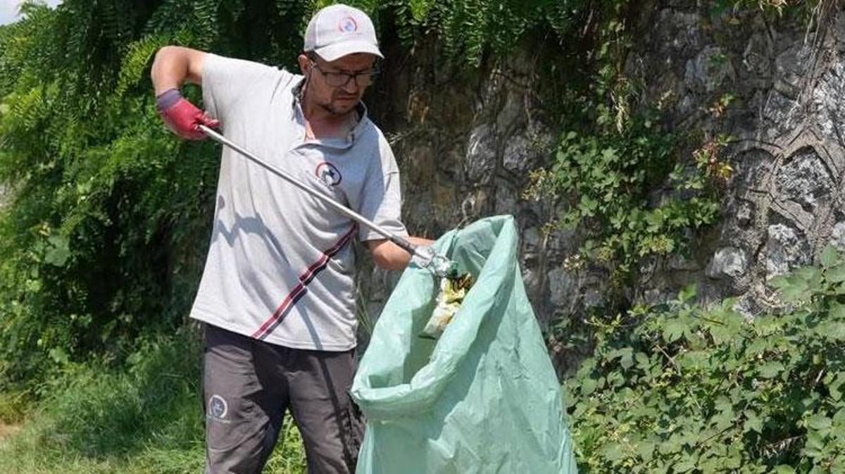 Düzce'de temizlik görevlisinin bulduğu altın ve para dolu çanta.