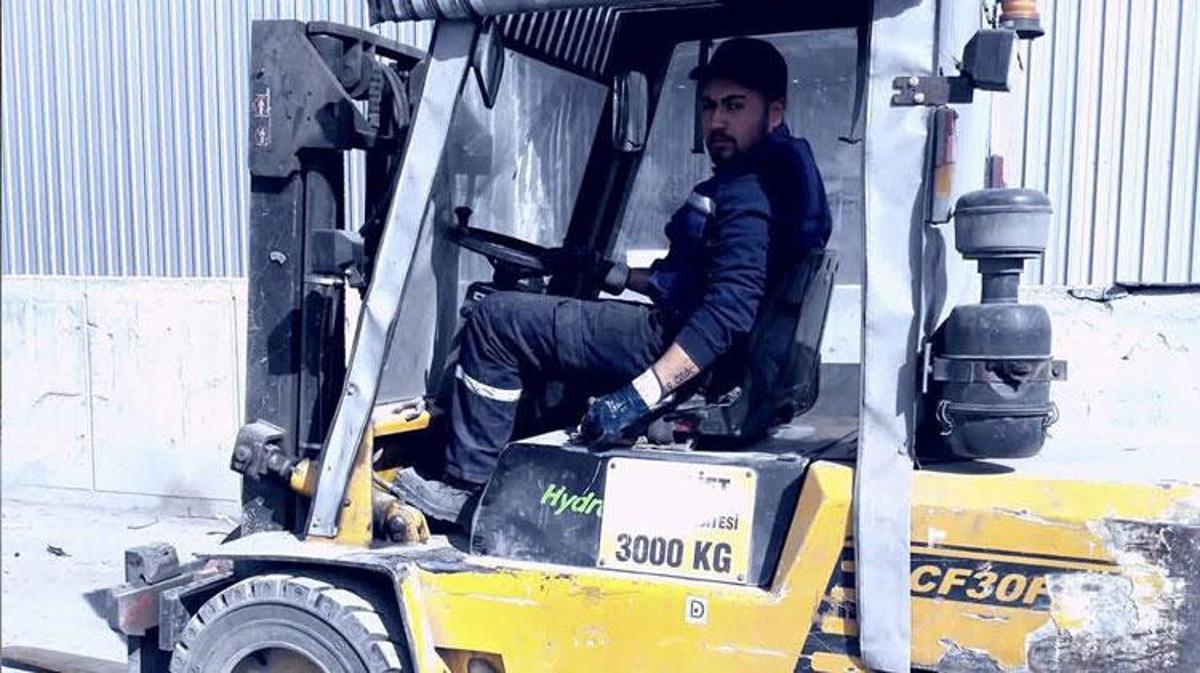 Kastamonu'nun Cide ilçesinde meydana gelen forklift kazasında hayatını kaybeden işçinin cenazesinin hastane morguna kaldırıldığı an.