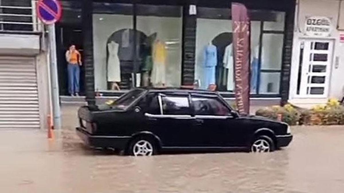 Tavşanlı'da şiddetli yağış sonrası cadde ve sokakların sular altında kalmış hali.