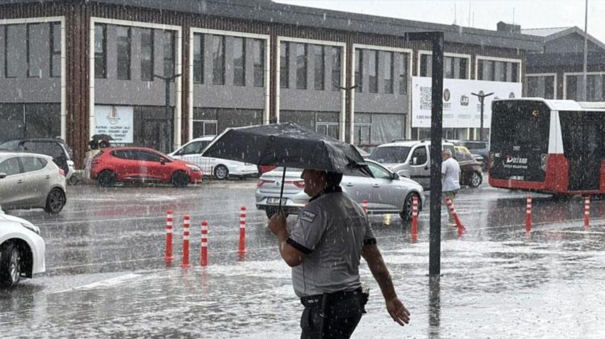 Düzce'de sağanak yağış sonrası cadde ve sokaklarda oluşan su birikintileri.