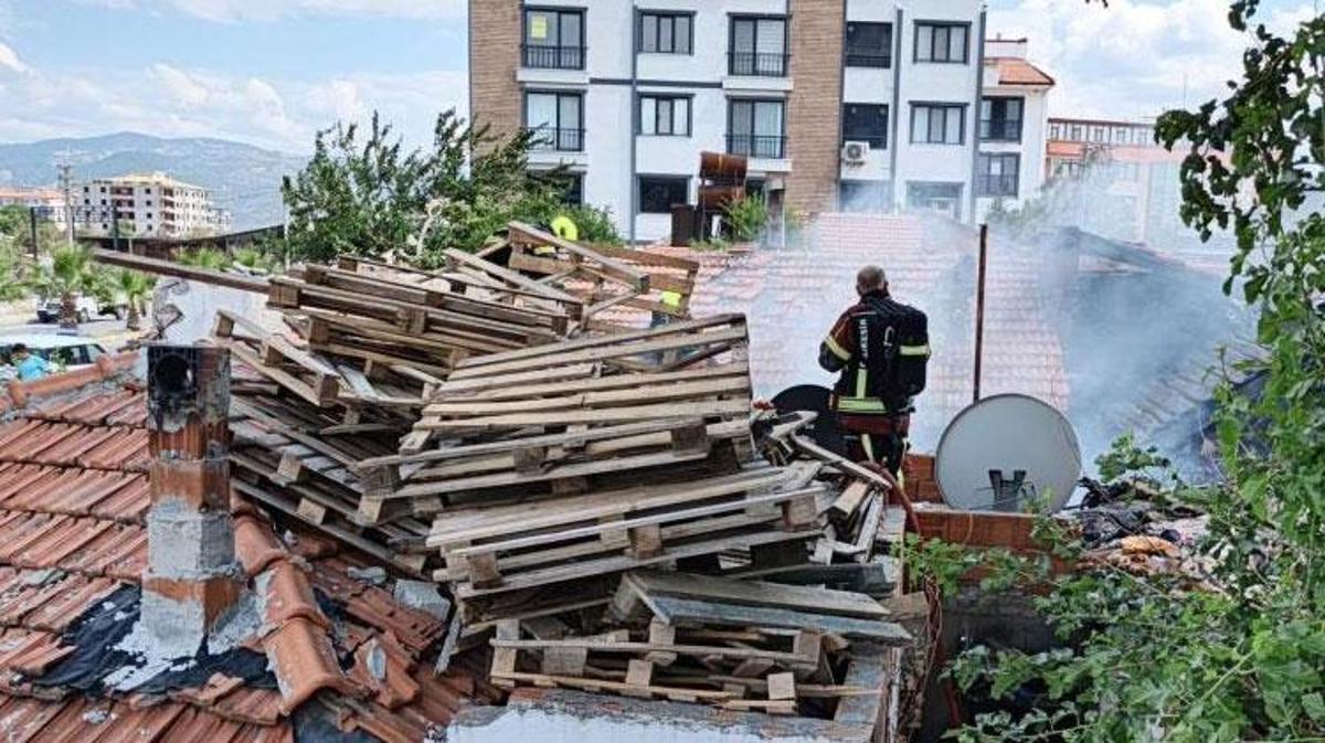 Şırnak'ta bir evde çıkan yangına müdahale eden itfaiye ekipleri.