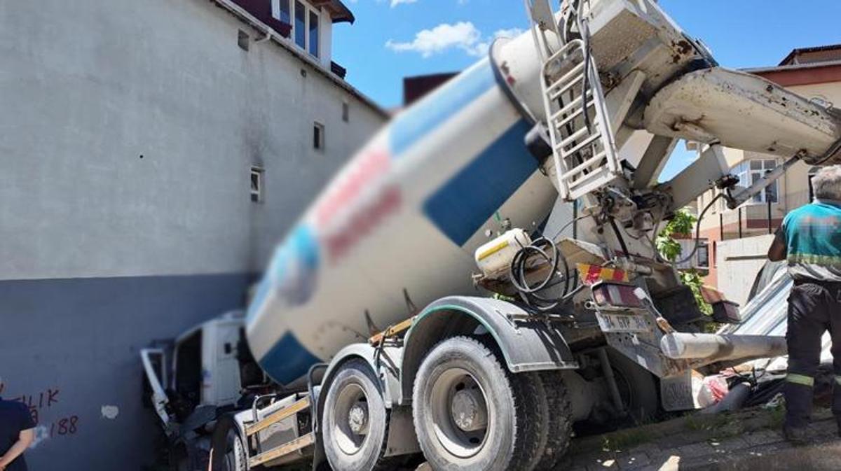 Ümraniye'de kontrolden çıkan beton mikserinin inşaat halindeki bir binaya çarptığı kaza anı.