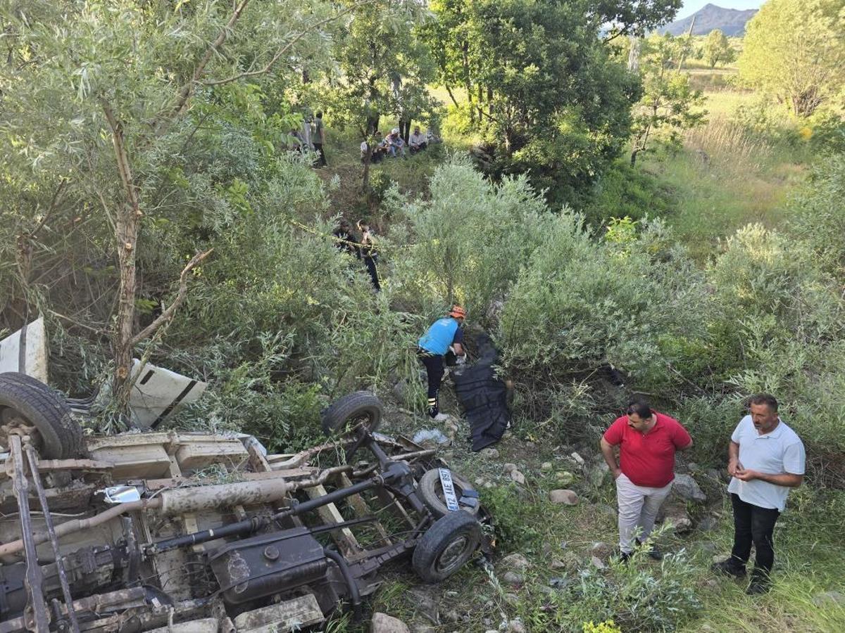 Bingöl'de meydana gelen trafik kazasında uçuruma yuvarlanan pikap.