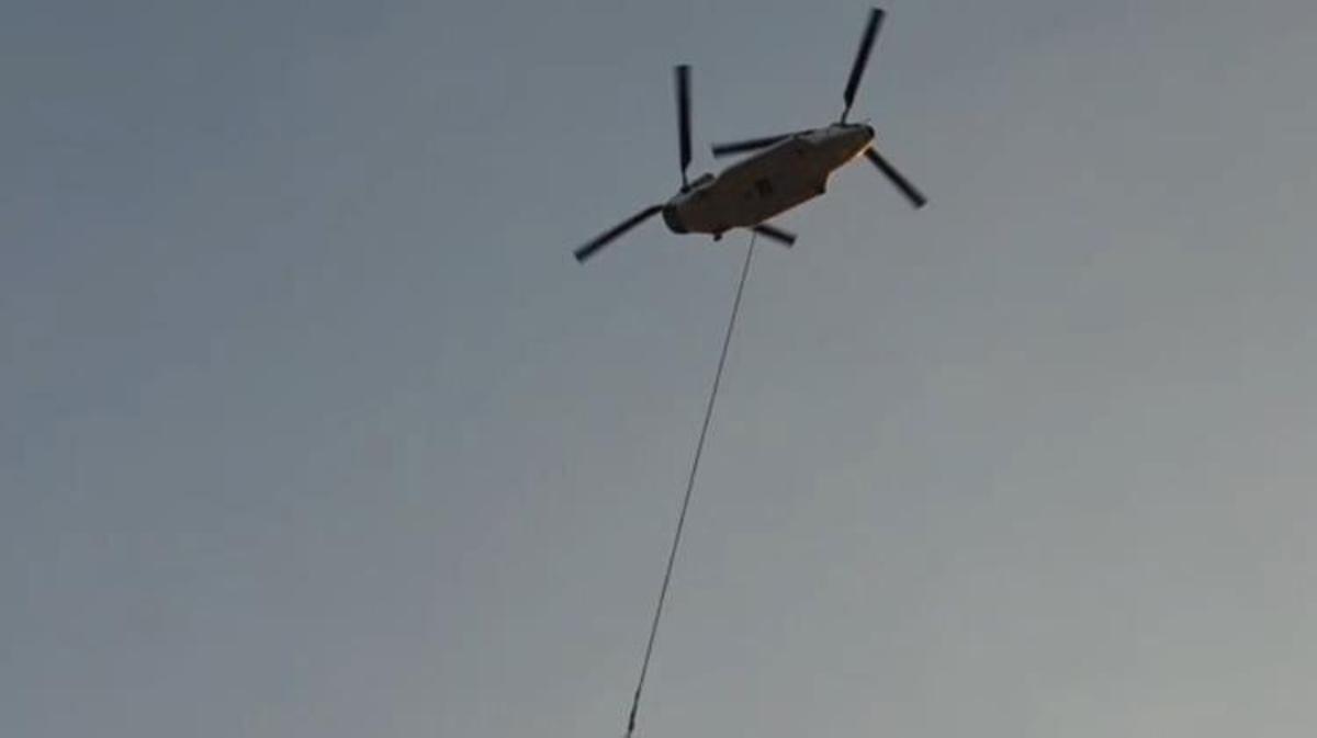 Aydın'da ziraat ve otluk alanda çıkan yangına müdahale eden Chinook tipi helikopter.