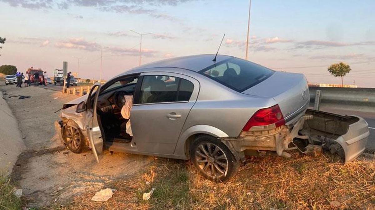 Edirne'de kavşakta iki otomobilin çarpışması sonucu oluşan kaza.