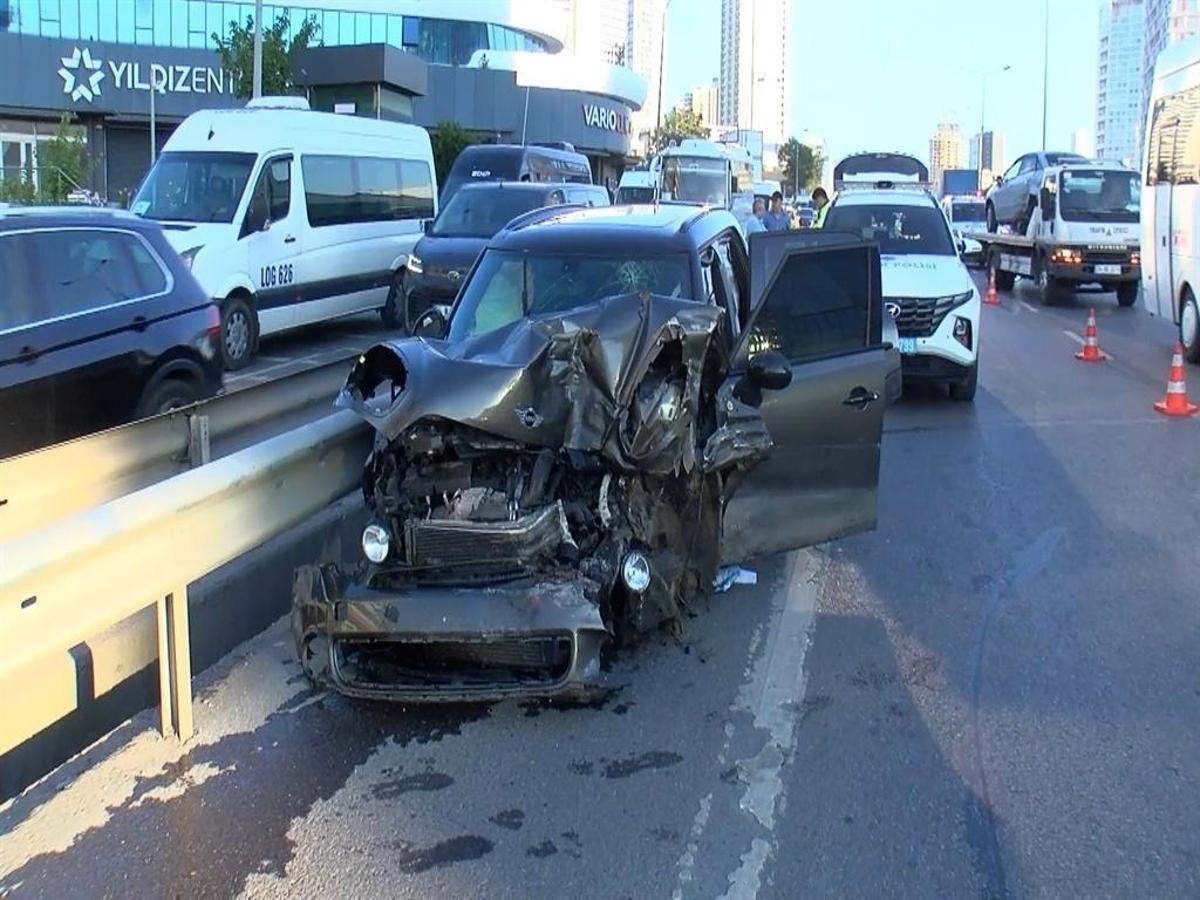 Pendik'te meydana gelen trafik kazasında araçlar bariyerlere çarptı.