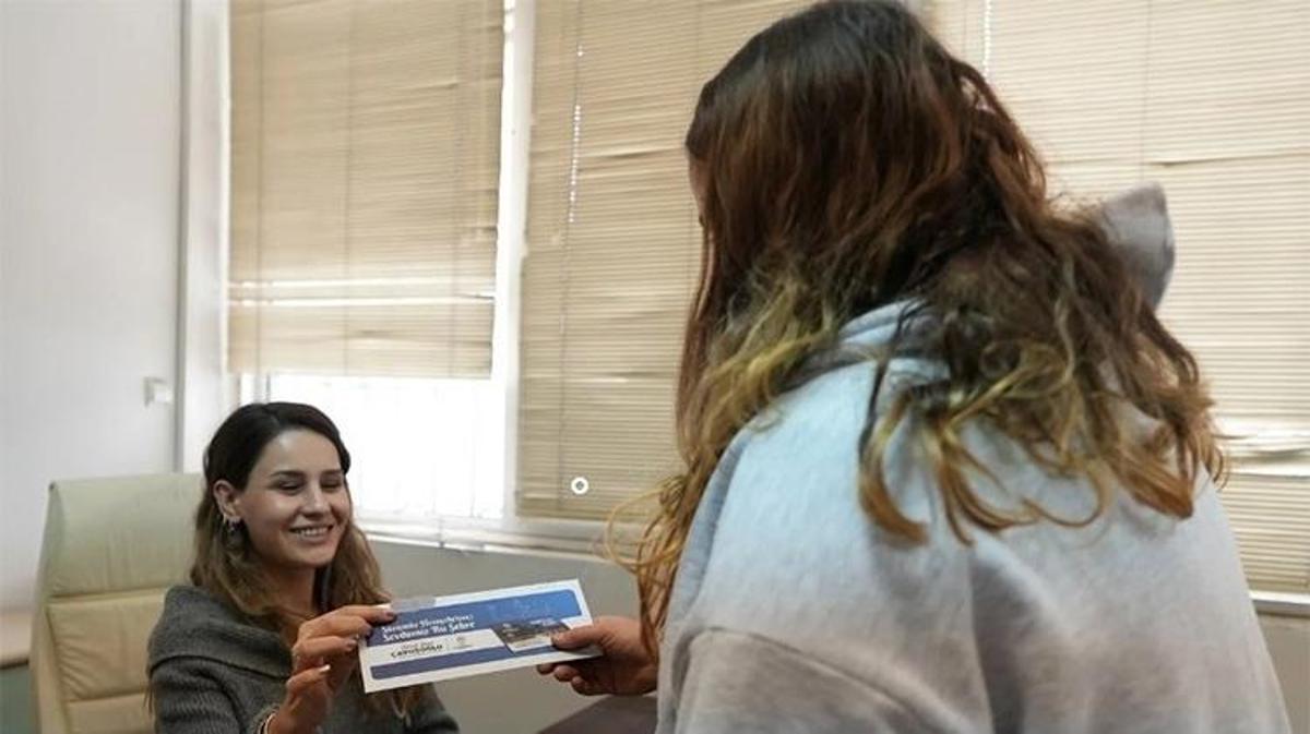 Denizli Büyükşehir Belediyesi'nin Yeni Doğan Yardımı Projesi kapsamında ailelere yapılan ödemelerle ilgili haber görseli.