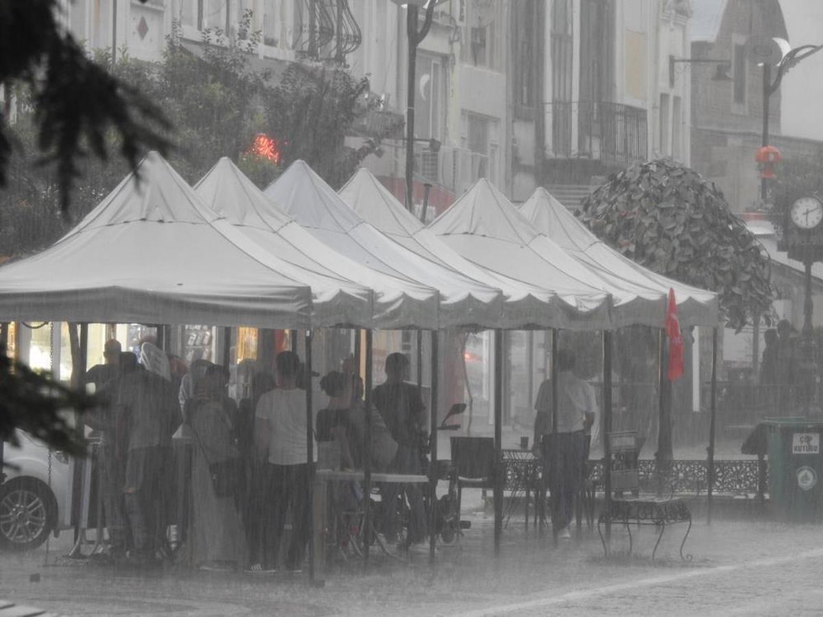 İstanbul semalarında yağmur bulutları ve şimşek görseli.