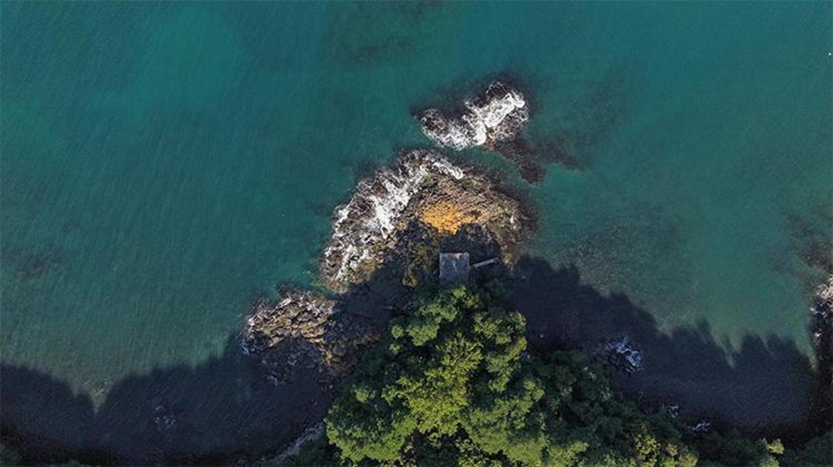 Ordu'da sahilde dalgalı deniz manzarası.