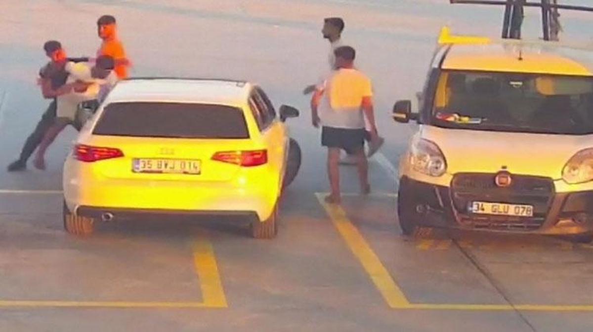 Aydın'da yol verme tartışması sonrası çıkan kavgada bir kişinin yere düştüğü an.