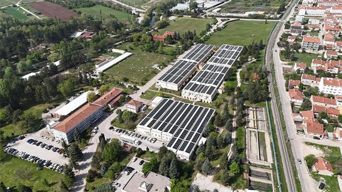Eskişehir'de bir arıtma tesisi çatısında kurulu güneş enerji panelleri.