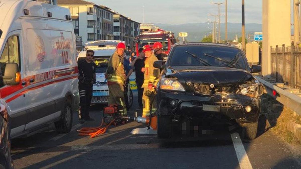 Düzce'de meydana gelen trafik kazasında araçlar ve olay yeri.