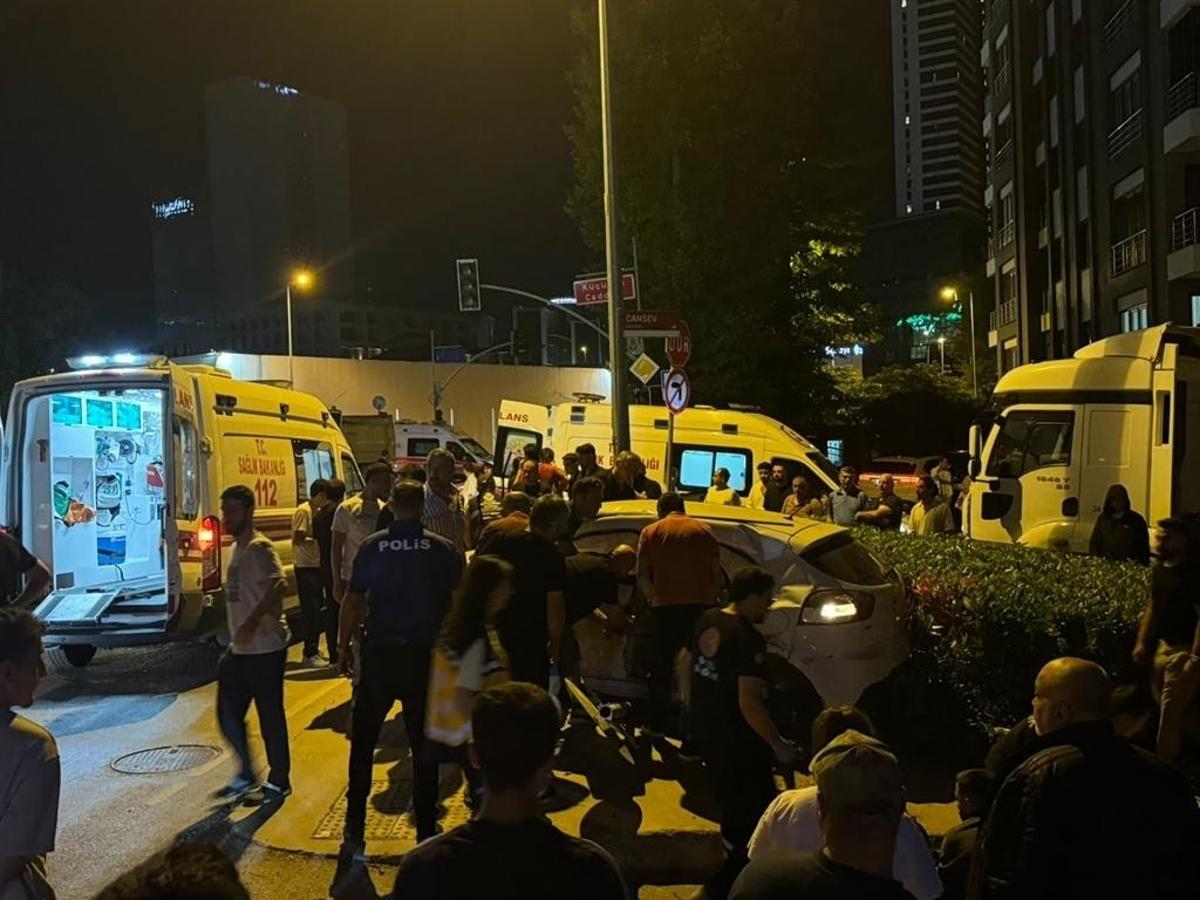 Hafriyat kamyonu ile otomobilin karıştığı trafik kazası sonrası olay yeri