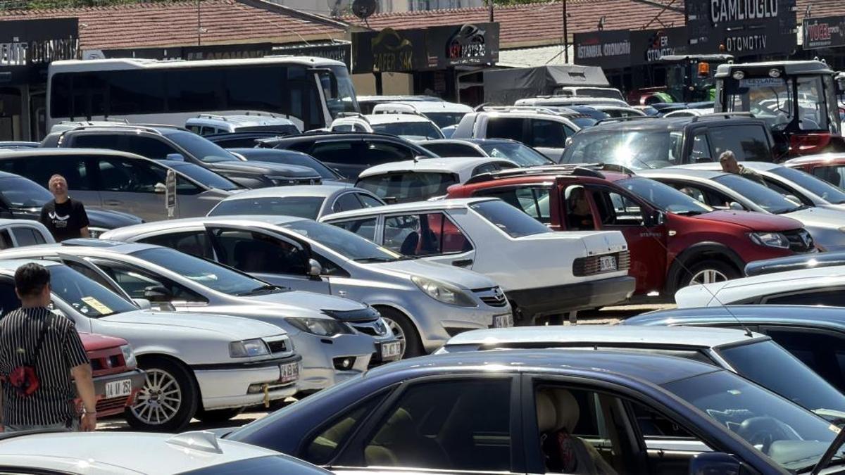 İkinci el otomobil galerisinde parkedilmiş araçlar.