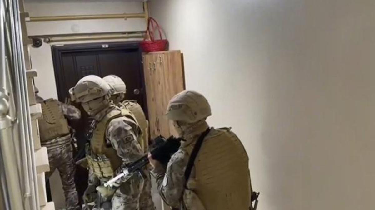 Suç örgütüne yönelik operasyonda polis ekipleri.