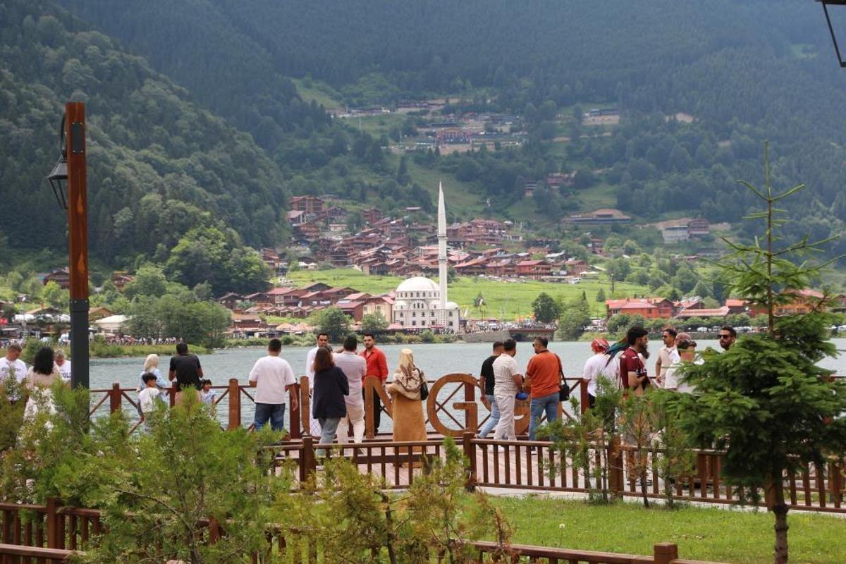 Uzungöl'de yoğunluk yaşanıyor, turistler doğanın tadını çıkarıyor.
