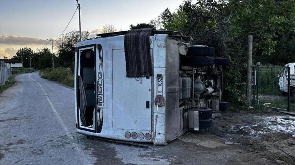 Sakarya Karasu yolunda meydana gelen trafik kazasında devrilen işçi midibüsü ve çevresindeki jandarma ile sağlık ekipleri.