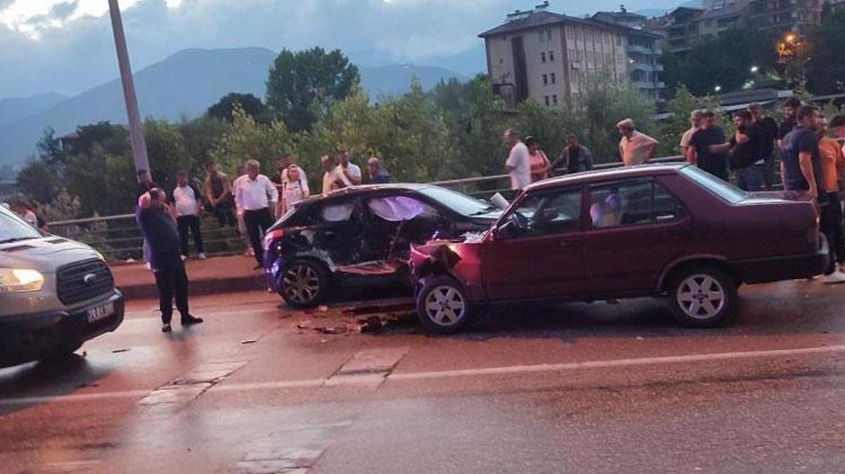 Karabük'te yağışlı yolda meydana gelen trafik kazası sonrası araçlar.